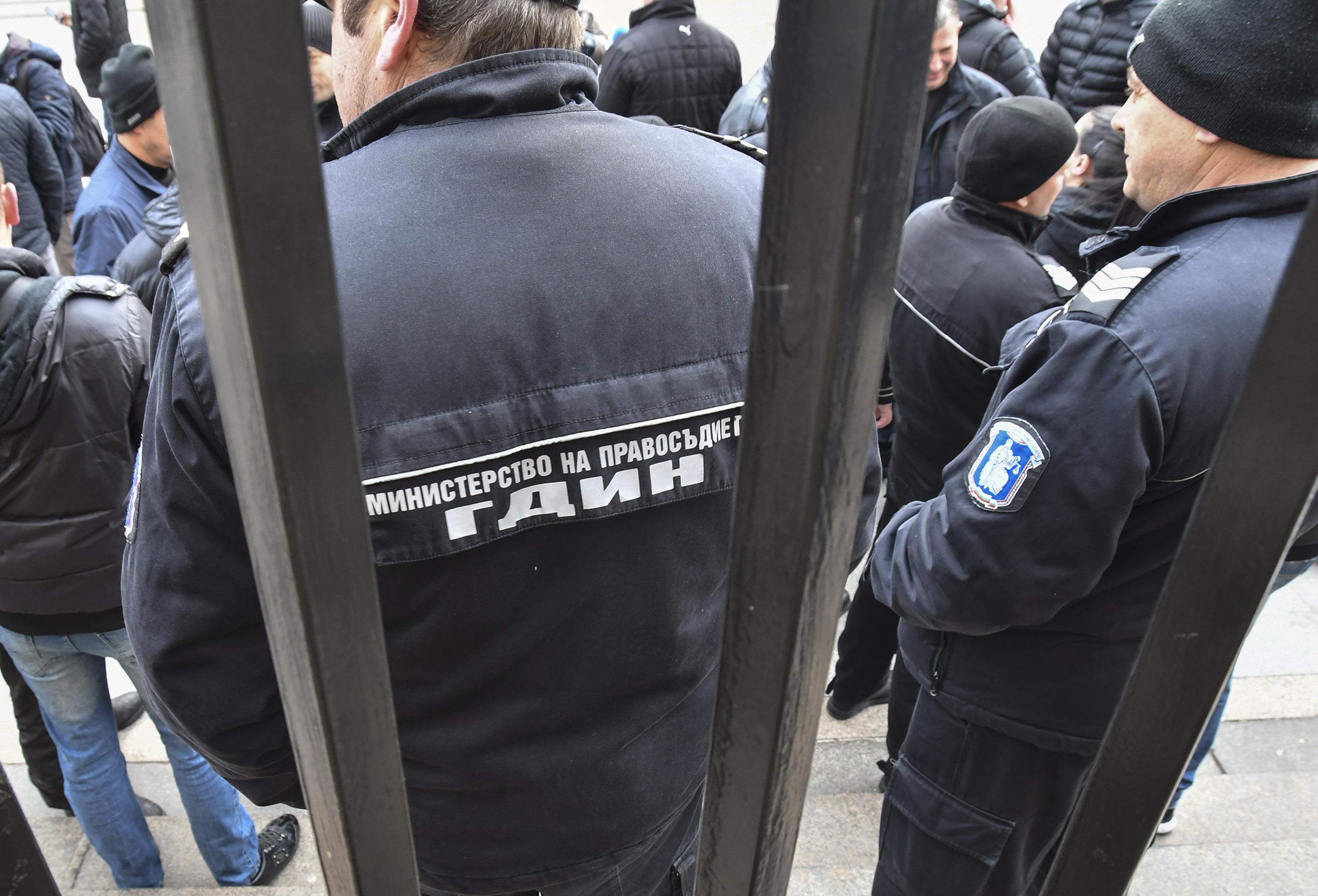 Надзиратели и охранители ще получат допълнителни възнаграждения за постигнати резултати