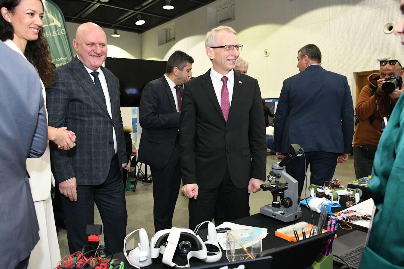 100 000 учители и ученици повишиха дигиталните си умения по проекти на МОН