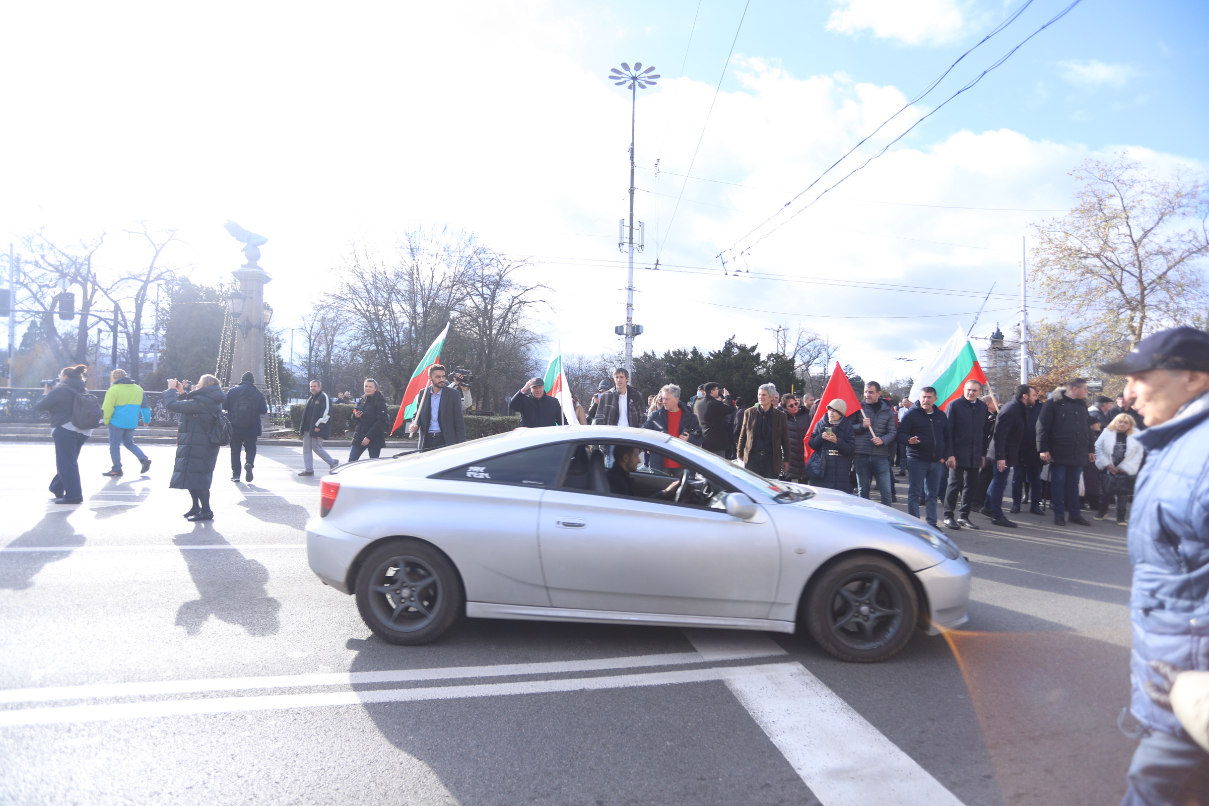 Протест временно блокира движението на „Орлов мост“ в София