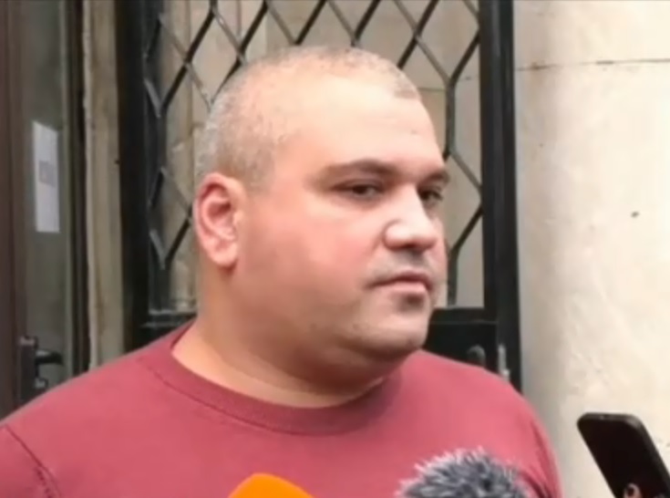 Пастрок затваря 7-годишно момиченце в кокошарник, храни го с филийка хляб (обзор)