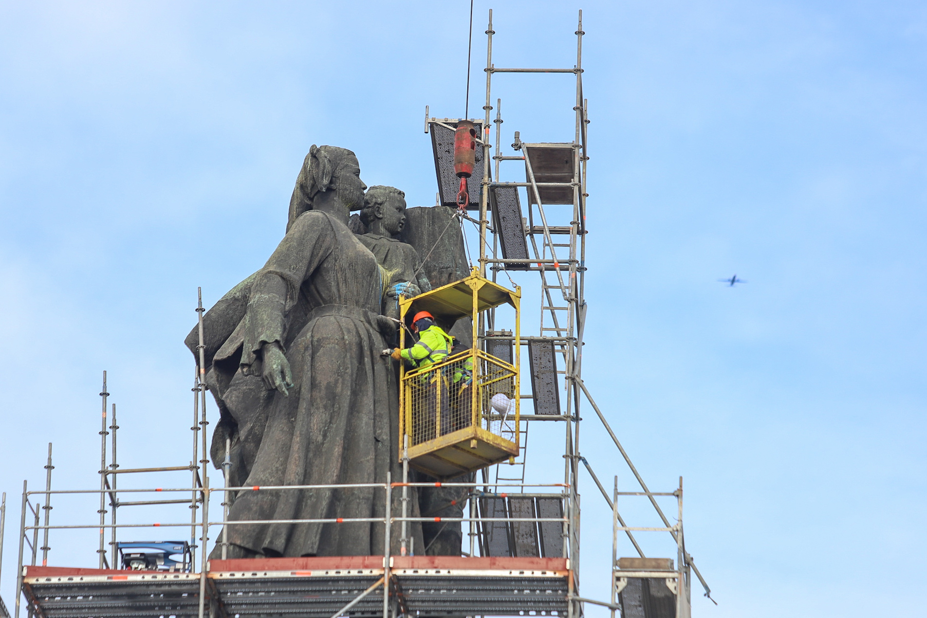 Обезглавиха централната фигура от Паметника на Съветската армия