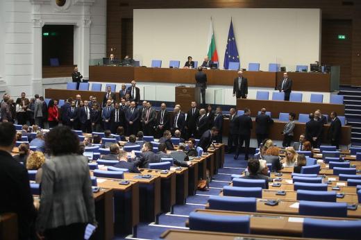 „Съветската армия“ блокира парламента