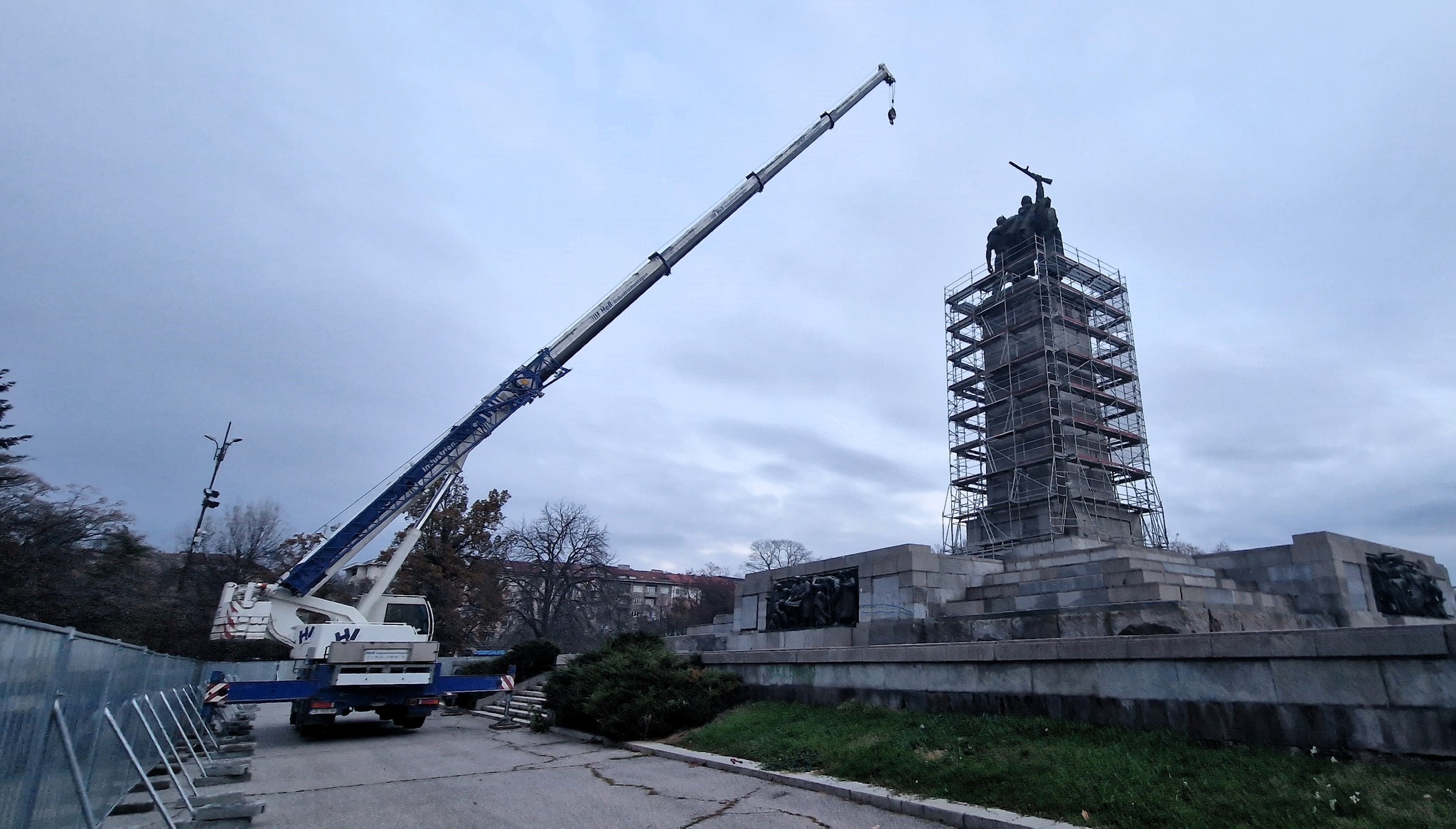 Областната управа публикува документите за демонтажа на Паметника на Съветската армия