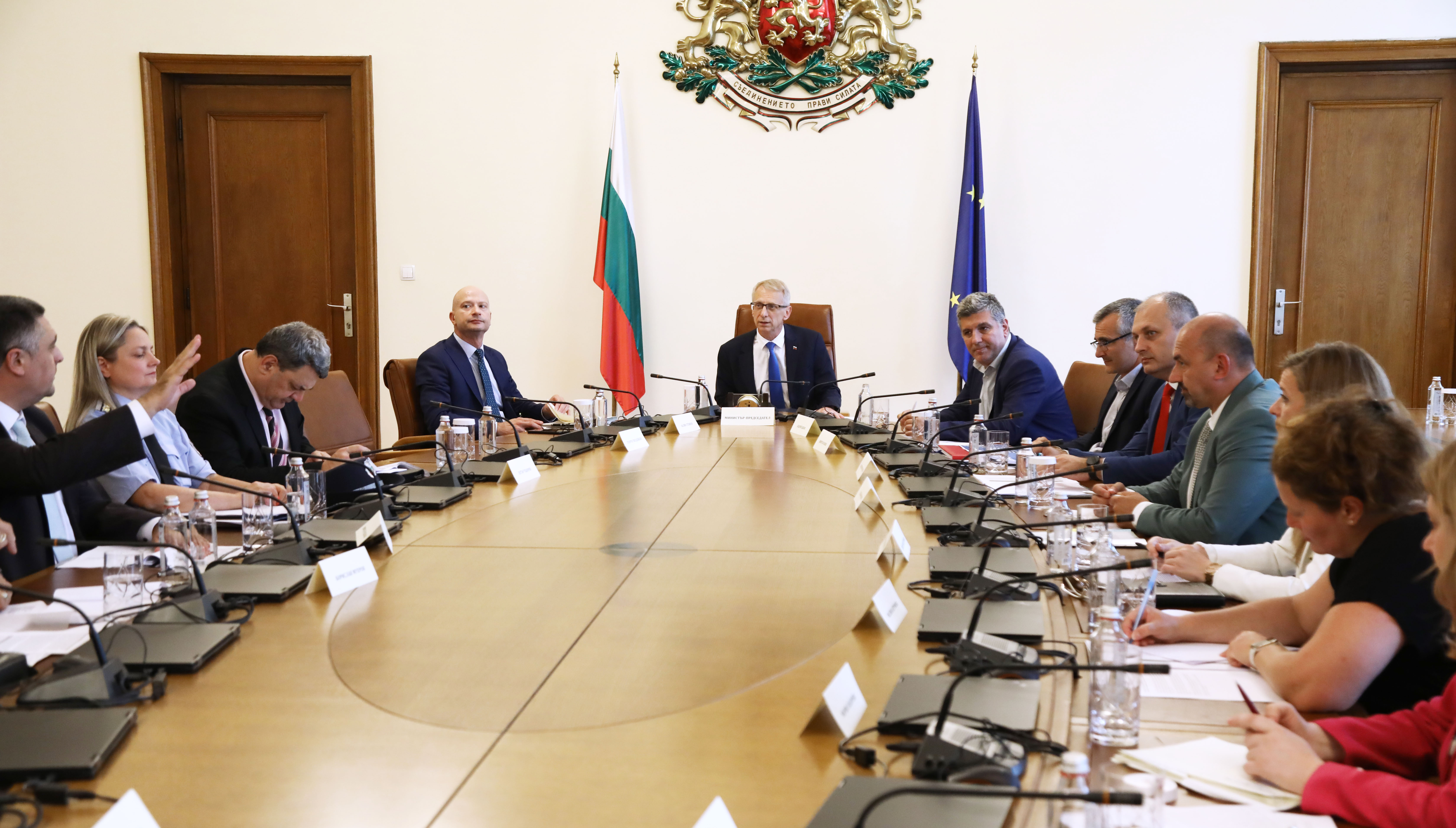 „Среден“ получава кабинетът „Денков“