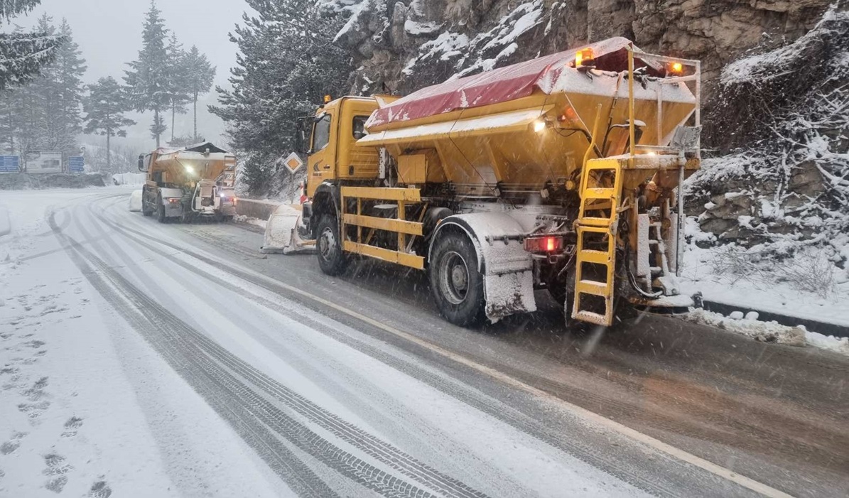Десетки селища остават без ток след обилните снеговалежи