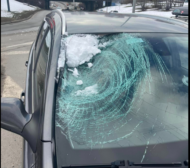 Деца потрошиха кола със снежни топки в София