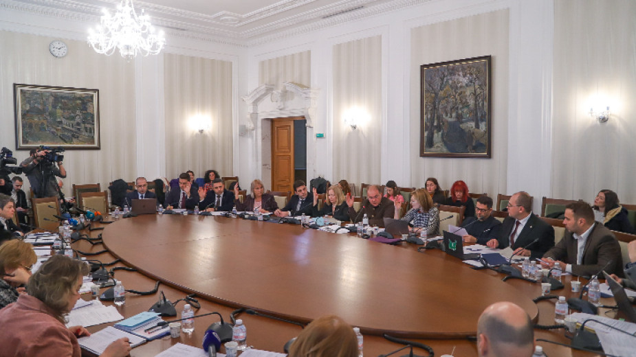 Президентът със списък за служебни премиери