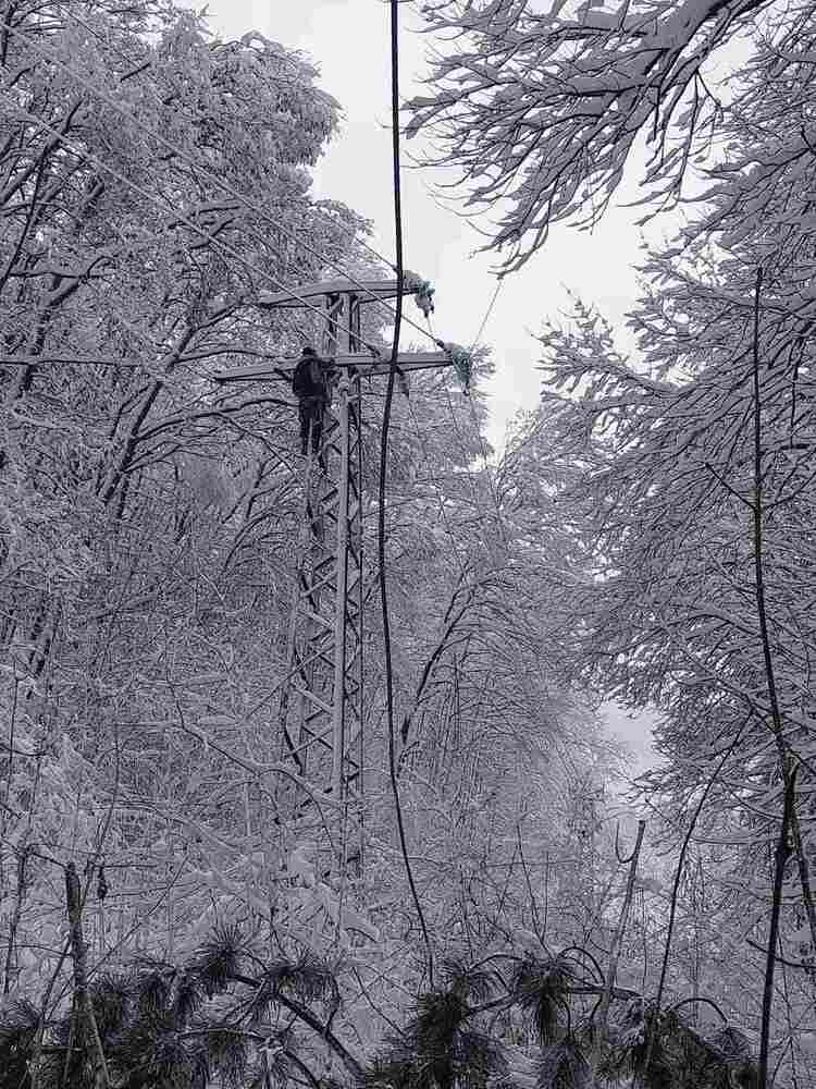 Десетки места без ток заради лошото време (обзор)