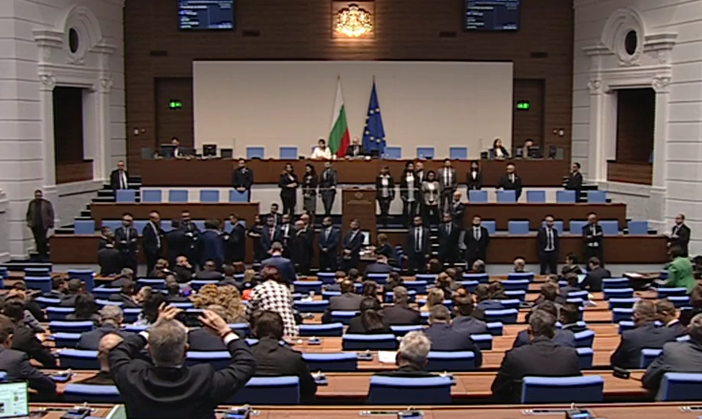 Подвижен микрофон заради ново блокиране на трибуната на НС от „Възраждане“, меле с ДПС около тонколоните