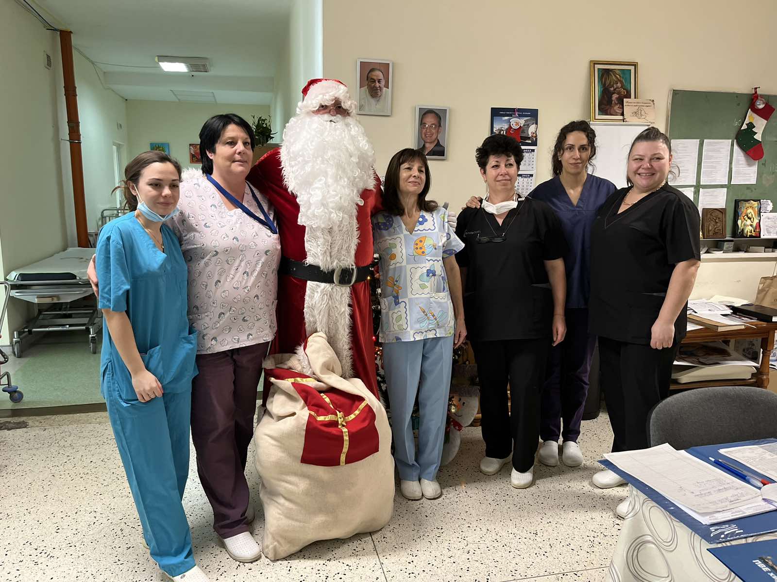 Дядо Коледа дойде при децата в УМБАЛ "Св. Георги" в Пловдив
