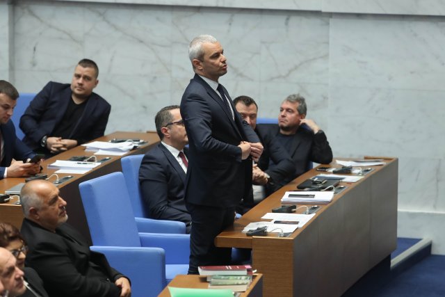 Две жалби тръгват срещу промените в Конституцията