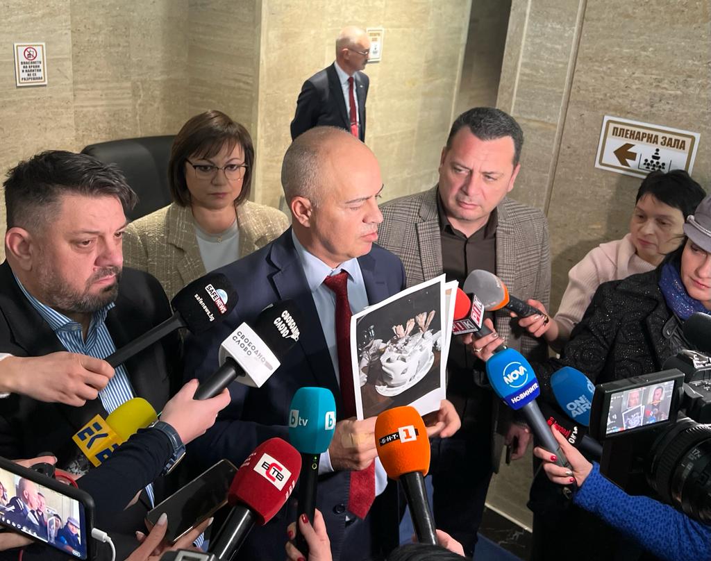 БСП нападна ДБ заради торти с нарязания паметник (обзор)