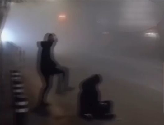 Прокуратурата се самосезира след видеото, в което тийнейджъри пребиват жена в София