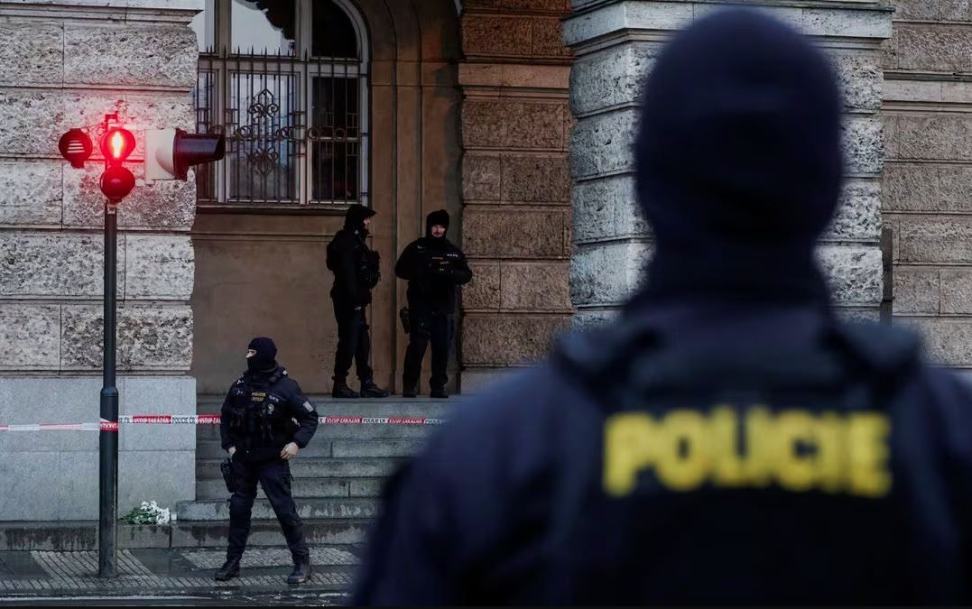 Чехия под строга охрана след масова стрелба в Прага