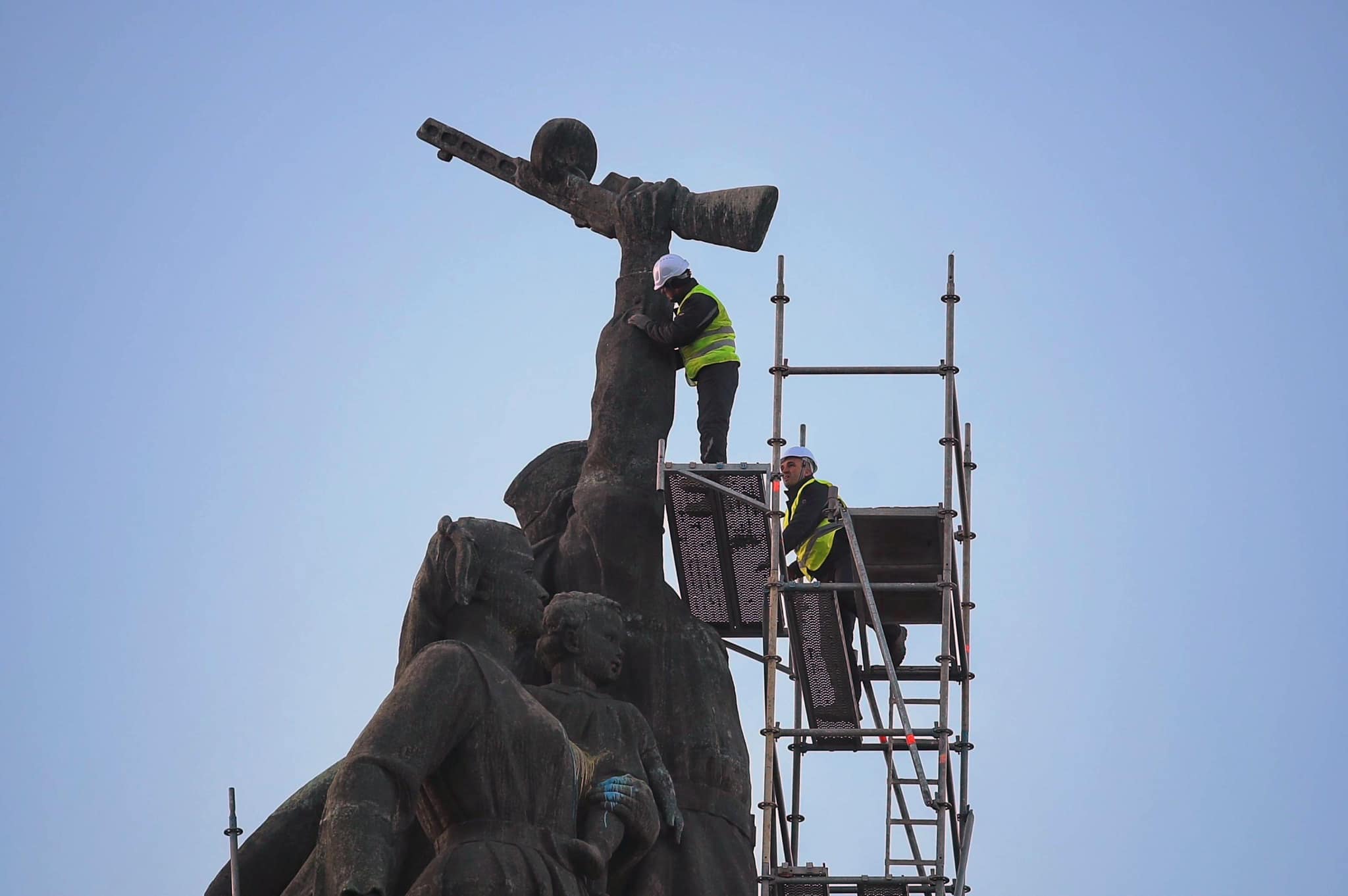 Транспортират демонтираните фигури от Паметника на Съветската армия до площадка за съхранение