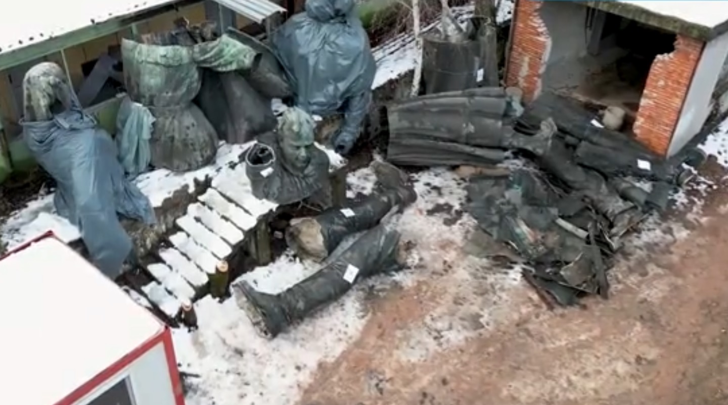 Нарязаните фигури от Паметника на съветската армия - в калта в Лозен