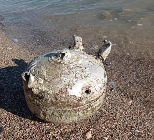 Граждански кораб се натъкна на мина в Черно море, двама моряци са ранени