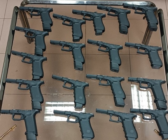 Турчин опита да пренесе 18 рами за пистолет, укрити в куфар с дрехи