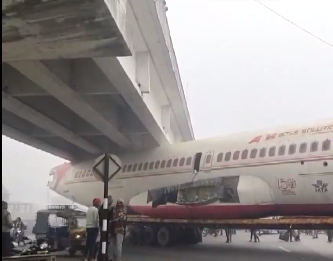 Самолет се заклещи под мост в Индия (ВИДЕО)
