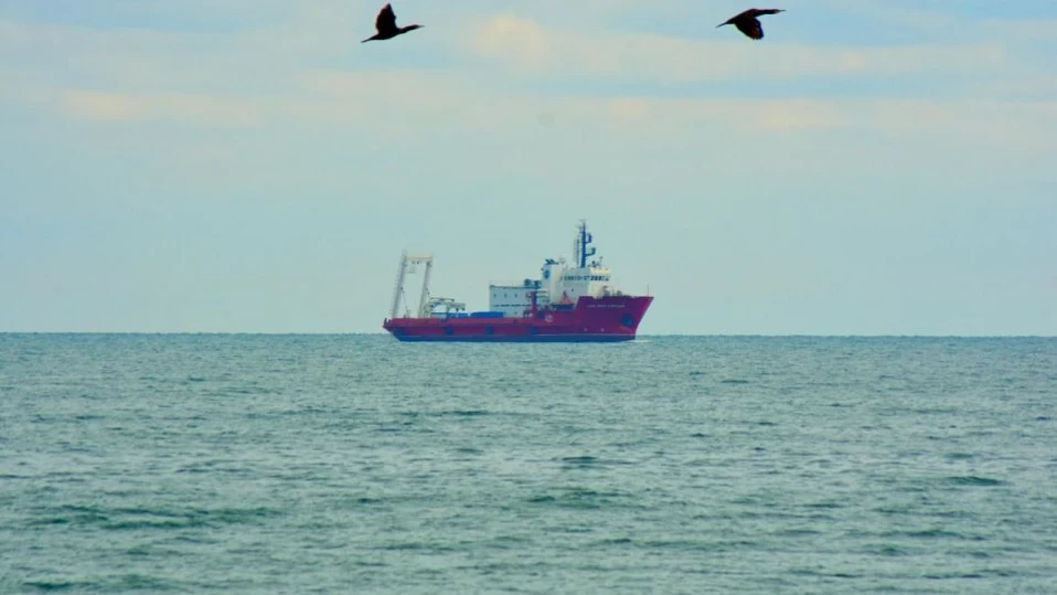 Полярният ни кораб оказа помощ на бедстваща моторна яхта пред пролива Дрейк