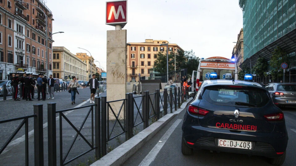 Българка размаха брадва в метрото в Рим