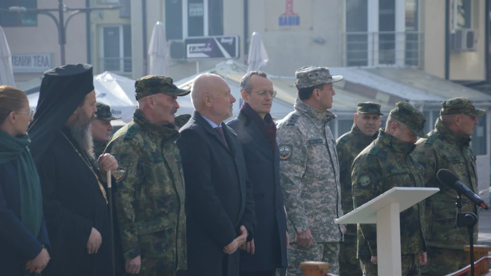 Тодор Тагарев и кметът Методи Байкушев посрещнаха в Благоевград военните след мисия в Косово и Босна и Херцеговина