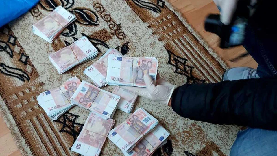 Мъж пазарува със "сватбарски" пари