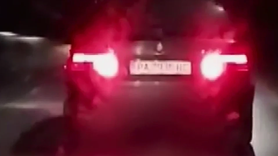 Задържан е 33-годишен мъж, влачил куче с колата си