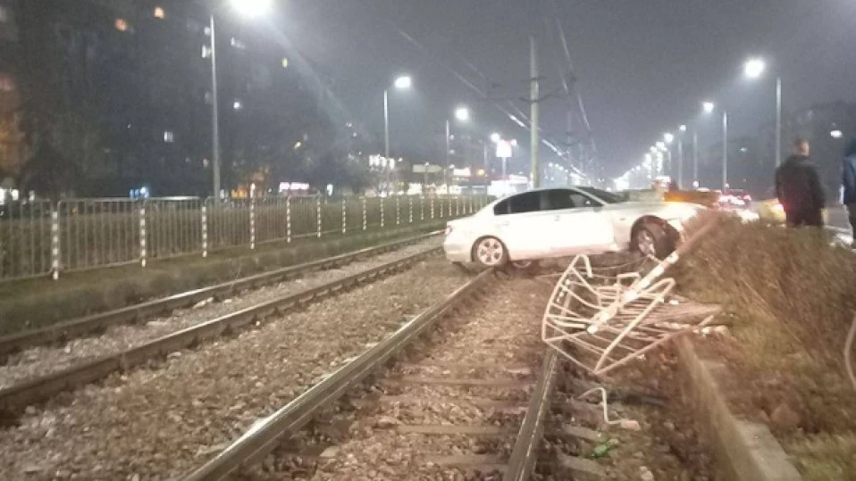 Кола отнесе предпазна ограда и се приземи на трамвайни релси в София