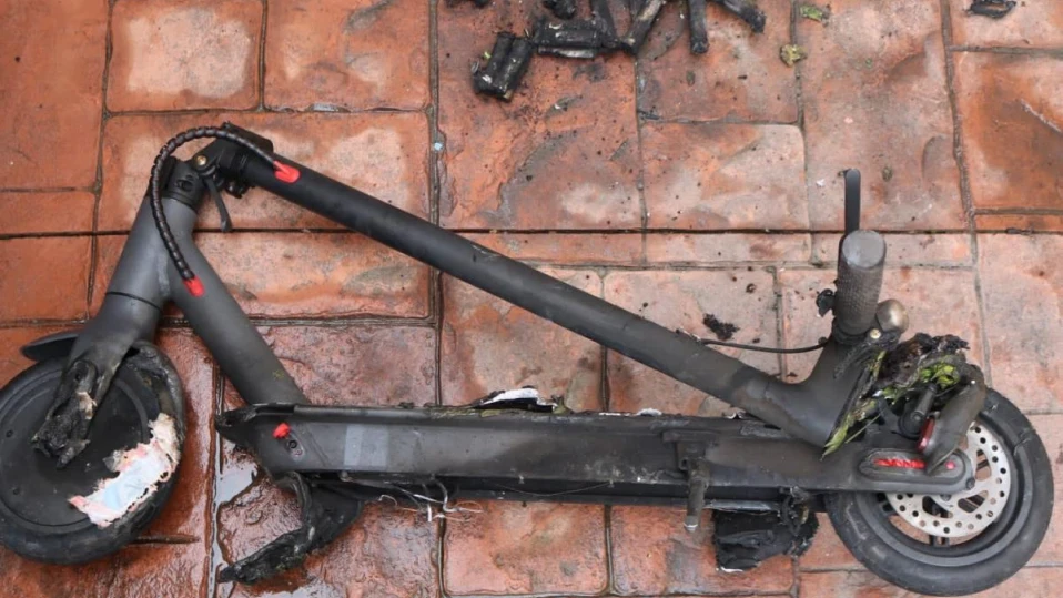 Tротинетка избухна в пламъци пред апартамент в Пловдив, мъж е обгазен