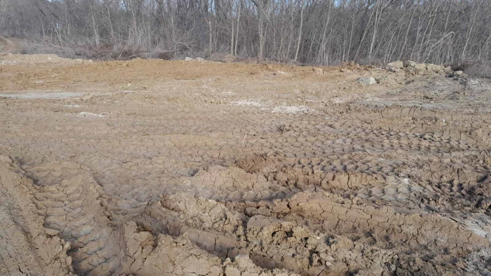 Скандал с насипани земни маси на къмпинг "Градина"