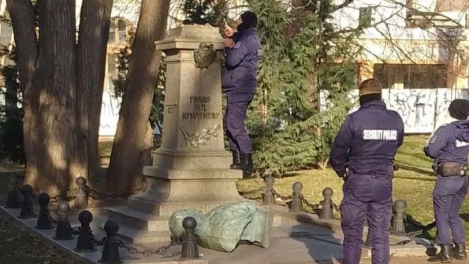 Бутнаха фигурата на Граф Игнатиев от бюст-паметника му във Варна