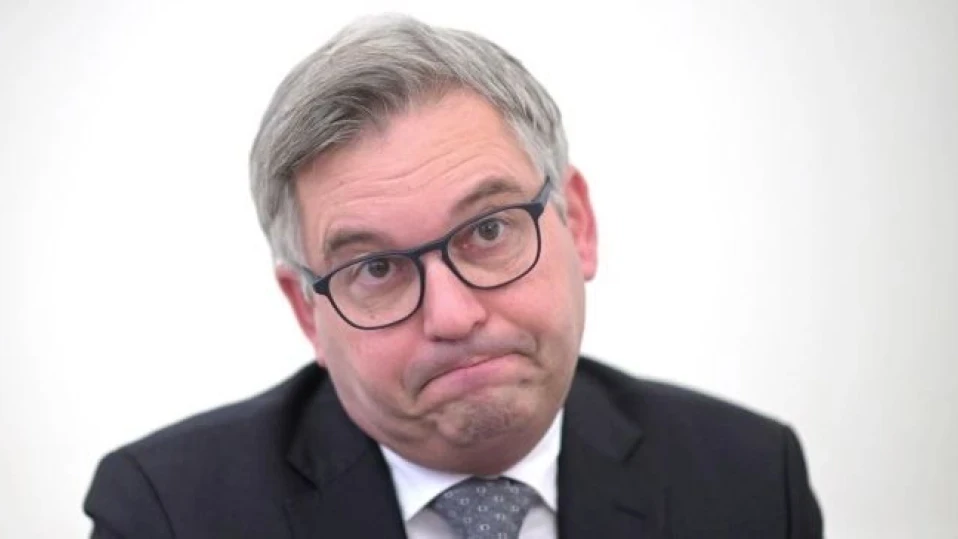 Отнеха книжката на министър на финансите