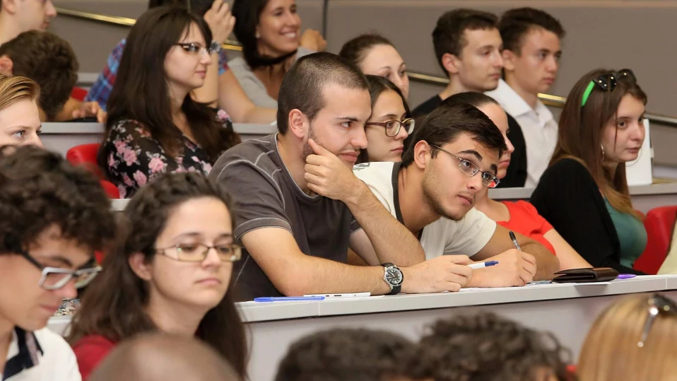 Всеки втори учи икономика или педагогика