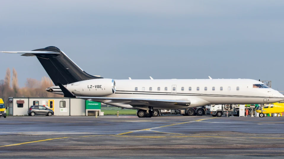 Частен съдебен изпълнител продава самолет на Васил Божков