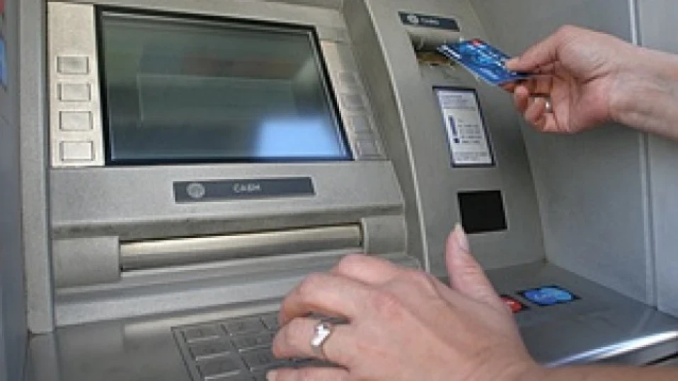 Трима българи са задържани в Италия заради кражба на банкови карти