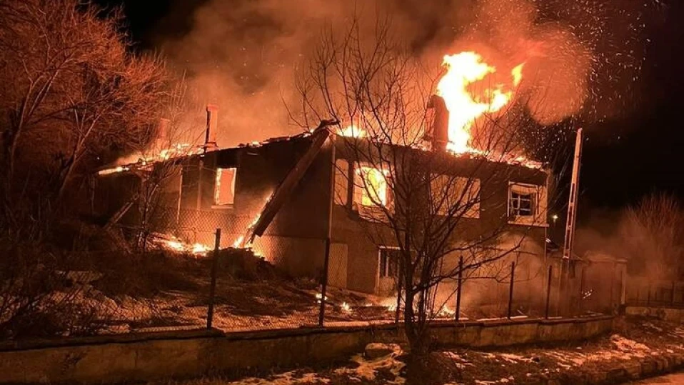 Доброволци гасиха къща в село Божевци