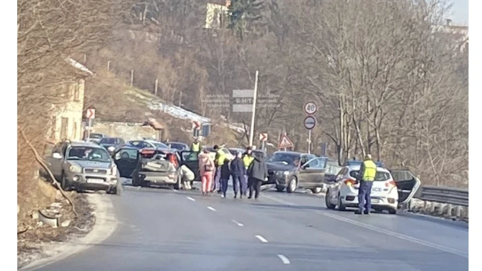 3 коли се сблъскаха на изхода на София, има заклещен шофьор