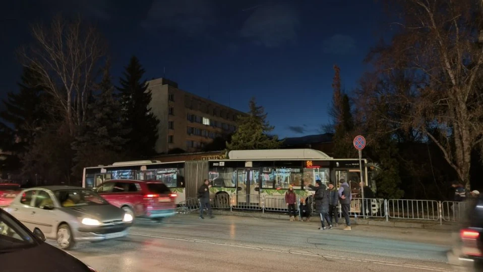 Автобус на градския транспорт и кола се удариха в София, има пострадали