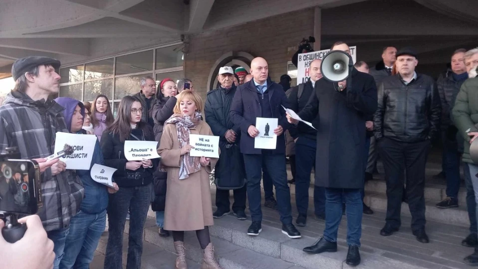 Полиция спря протестиращите срещу демонтажа на паметника "Альоша" да нахлуят в общинския съвет