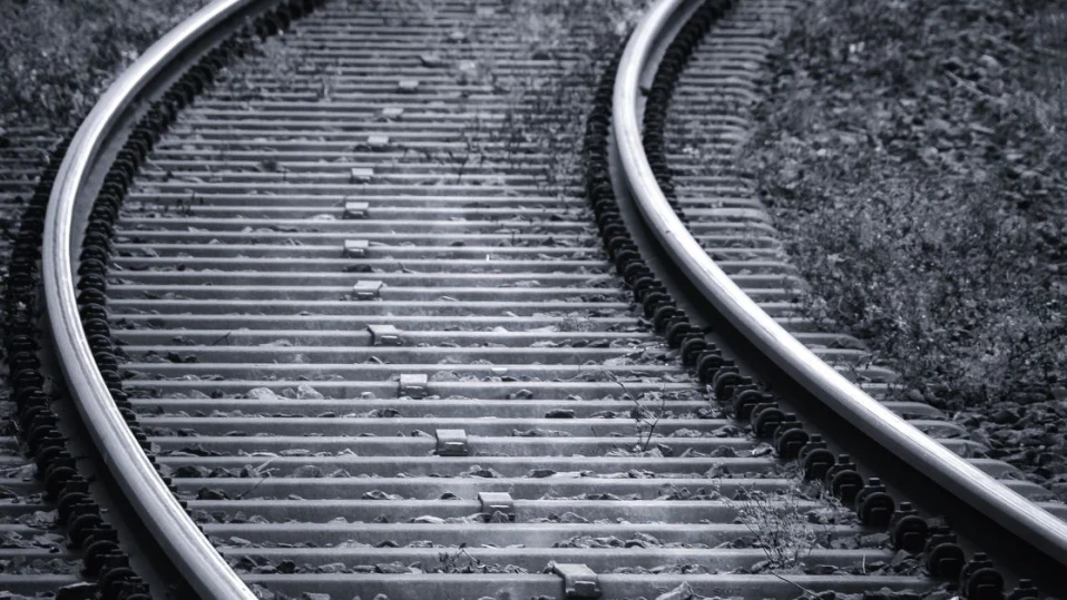 Влак блъсна кола на прелез край Трявна, има пострадали