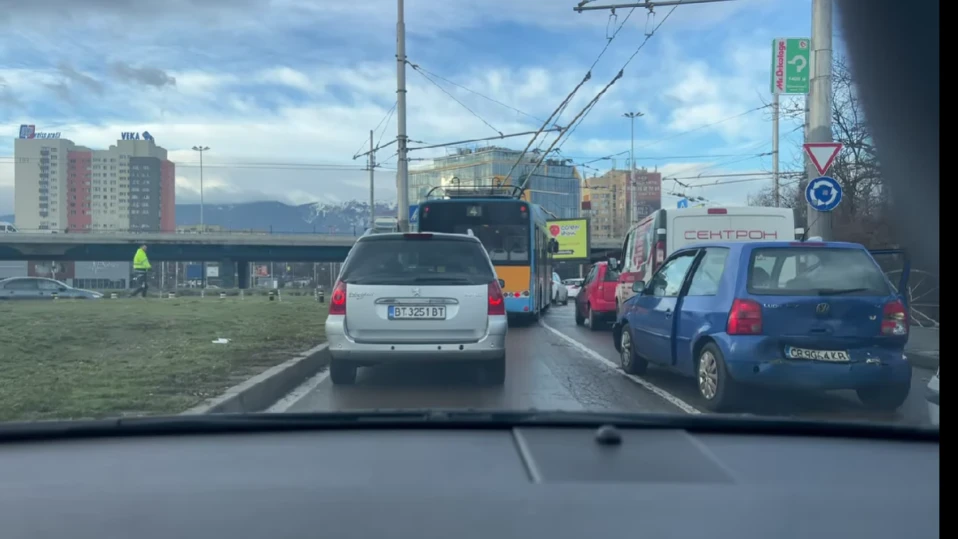 Катастрофа на Площада на авиацията в София променя маршрута на градския транспорт
