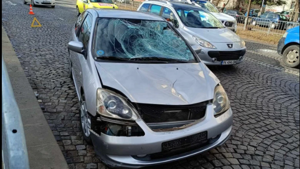 Кола блъсна пешеходец в центъра на София