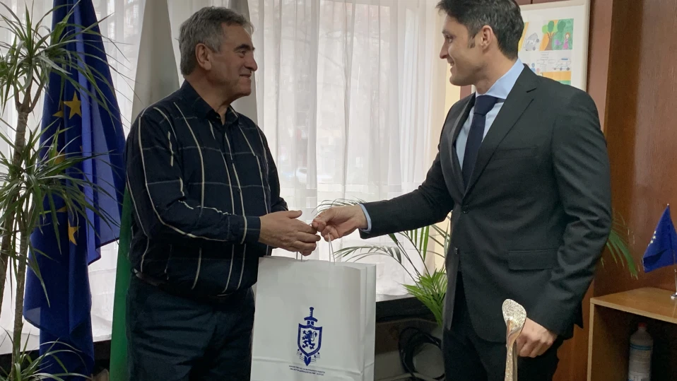 Скулпторът АПЕР връчи статуетката си "Бялата птица" на ОДМВР