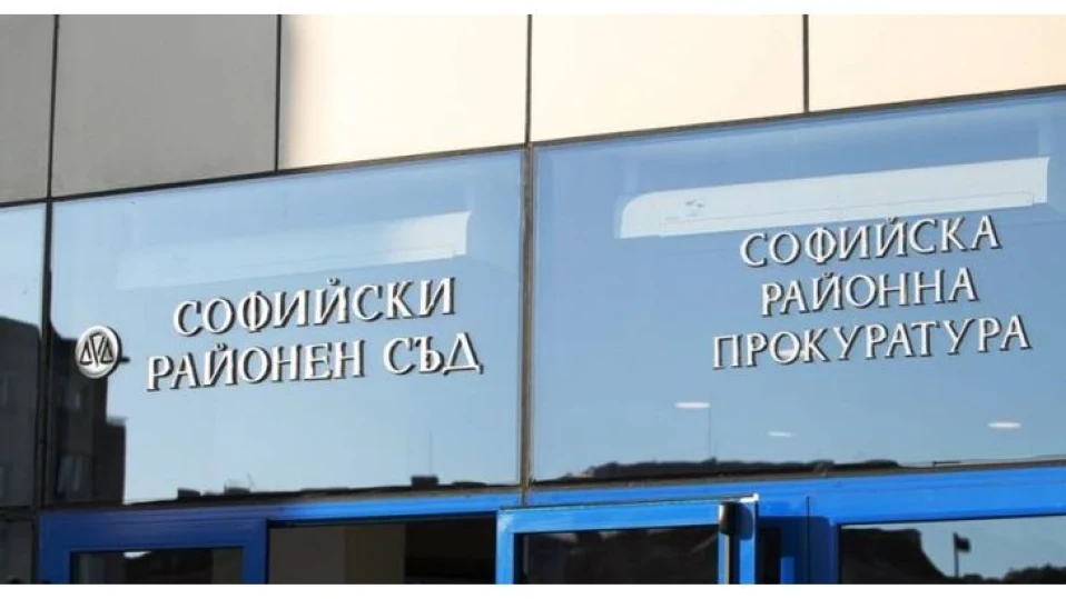 По искане на прокуратурата съдът задържа адвокатския сътрудник за измами с фалшиви документи и държане на оръжие
