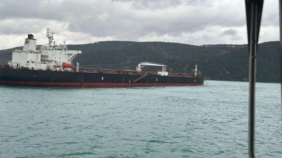 Аварирал танкер блокира движението през Босфора