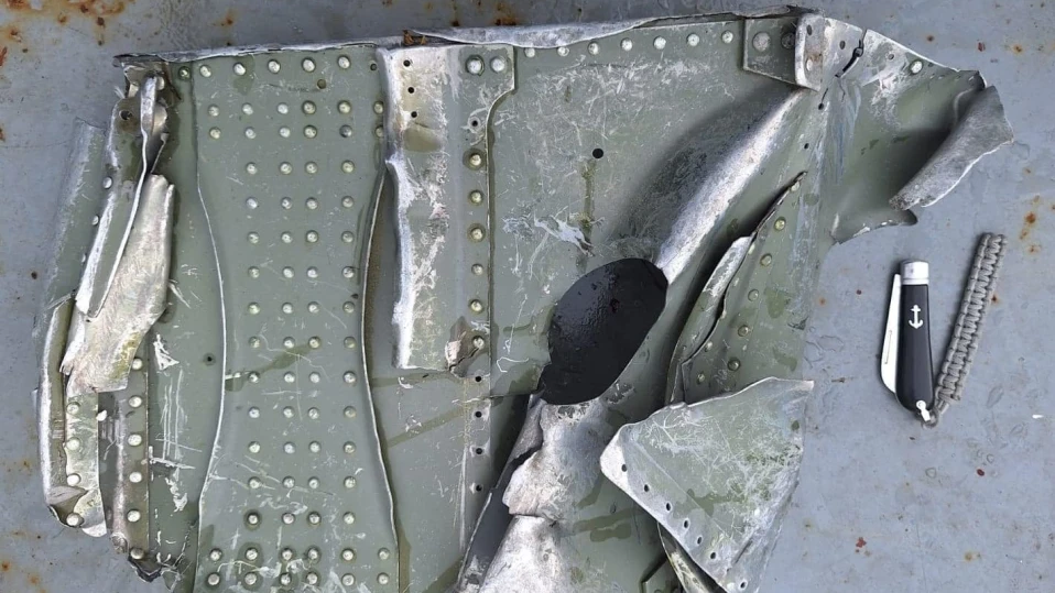 Полярният ни кораб се натъкна на останки от самолет