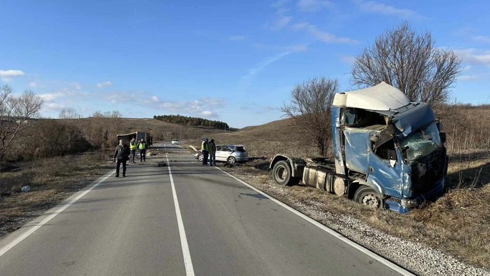 Тежка катастрофа с камион и две коли край Нови пазар, има ранен