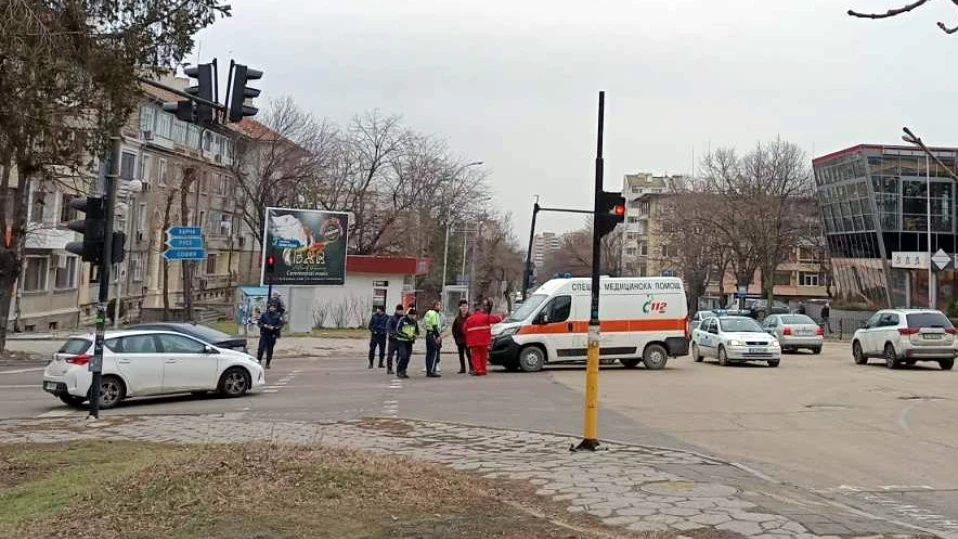Линейка с пациент и кола се удариха в Шумен