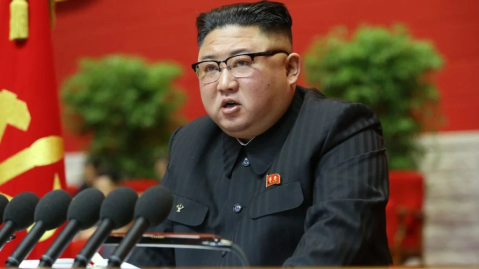 Ким Чен Ун наблюдава крилати ракети, изстреляни от подводница